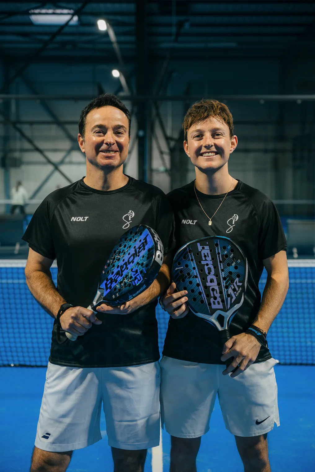 Mickaël et Lucas, les coachs de Padel Squad, raquette en main sur la piste