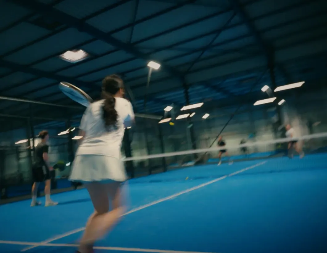 Vue panoramique des pistes indoor du club Padel Squad