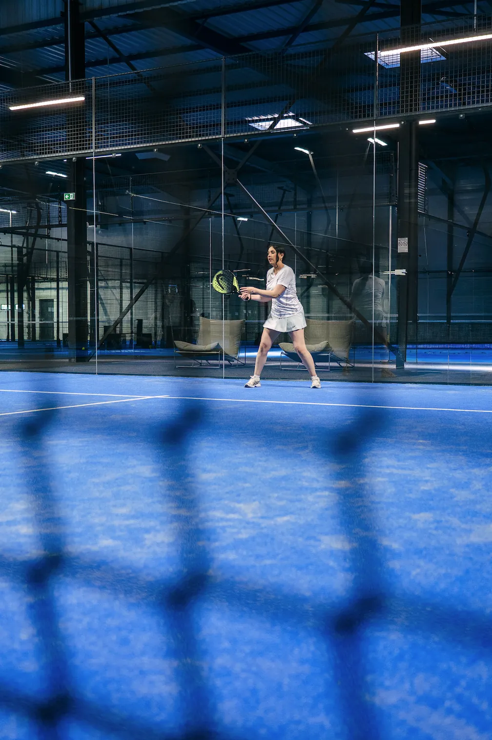 Joueuse en action sur une piste du club Padel Squad