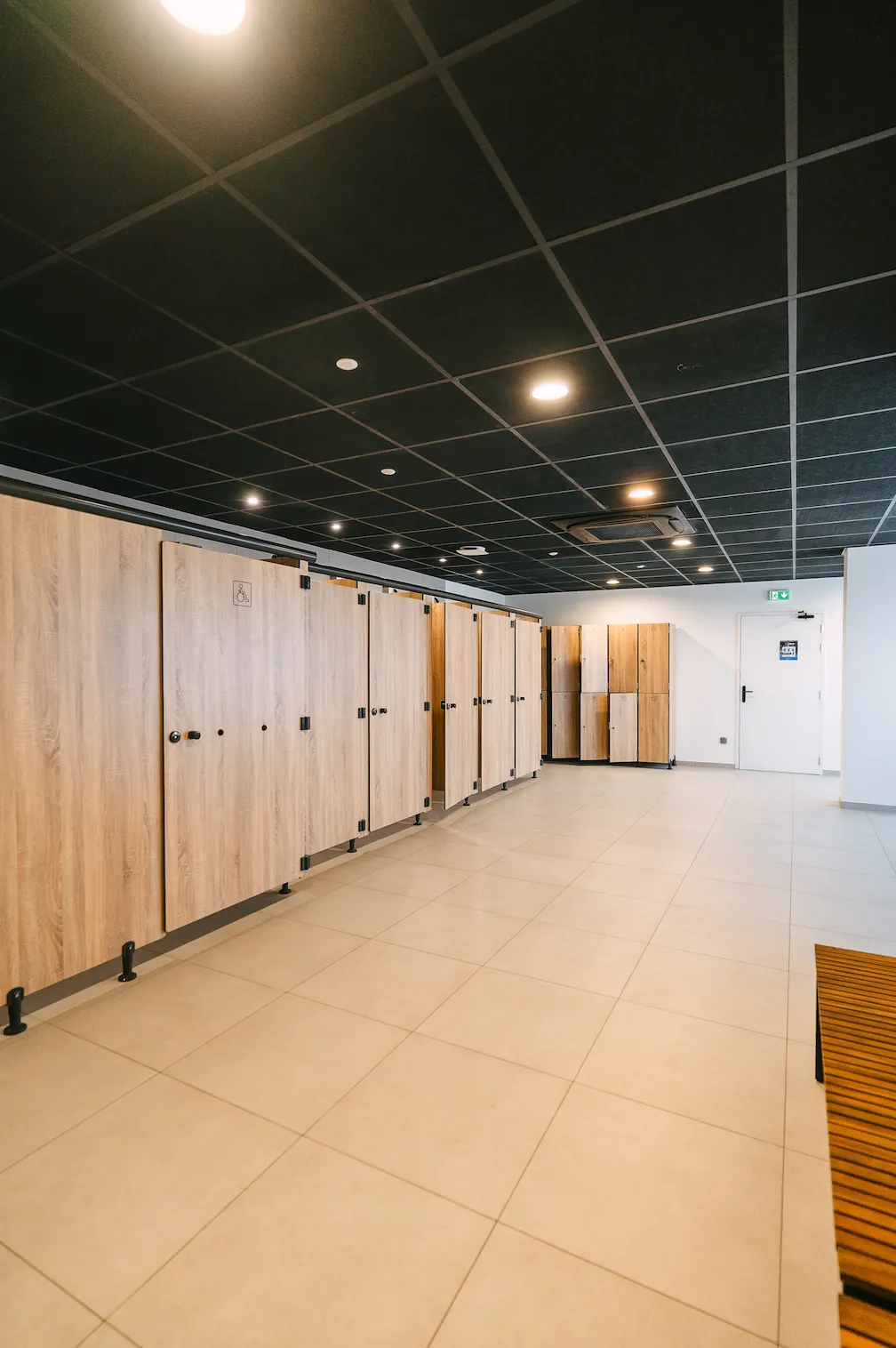 Les vestiaires et casiers du club Padel Squad