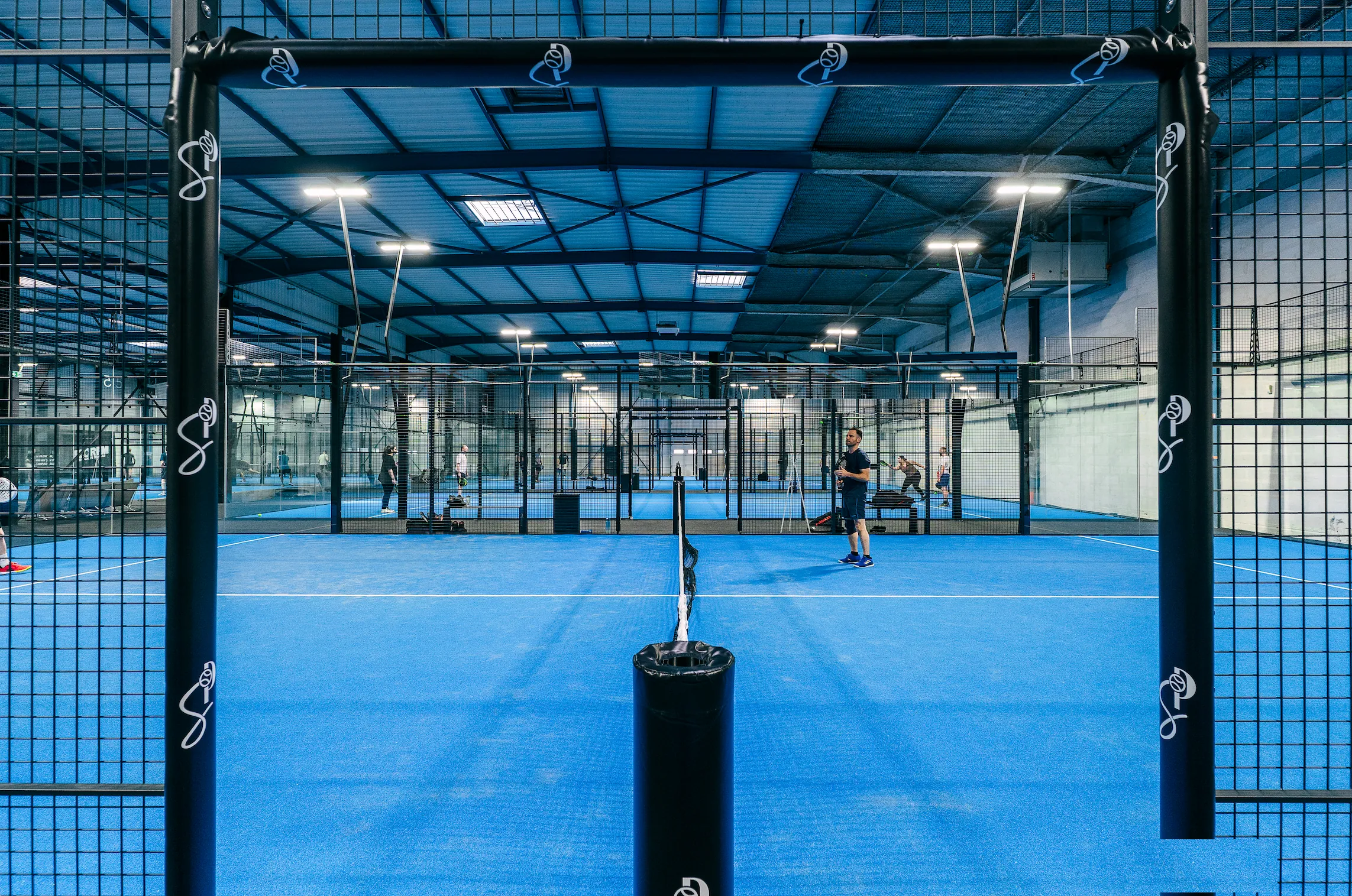 Pistes de padel panoramiques indoor du club Padel Squad