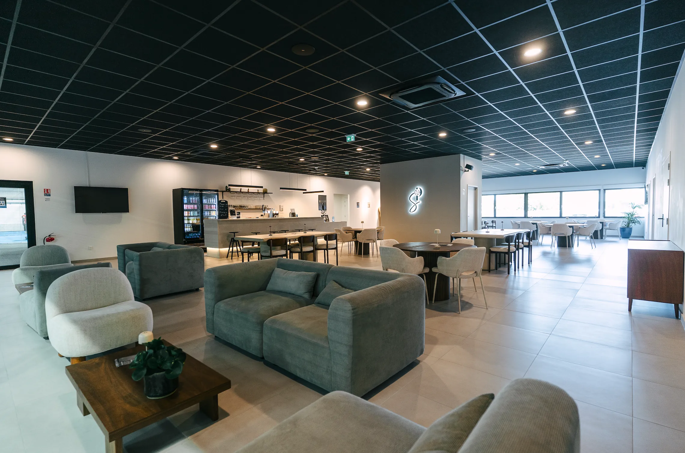 La salle du restaurant et le bar du club Padel Squad